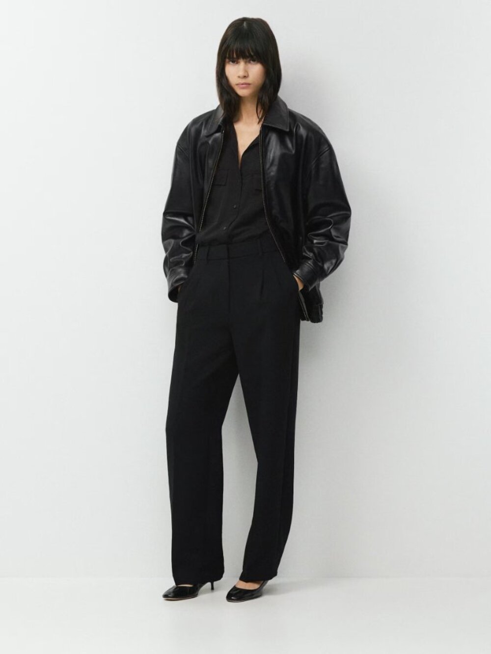 Aritzia The Effortless Pant - Black Crepette - Size 6 Short